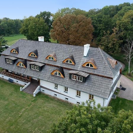 Dwor Strzyzew Bed and Breakfast Zelazowa Wola Exteriör bild