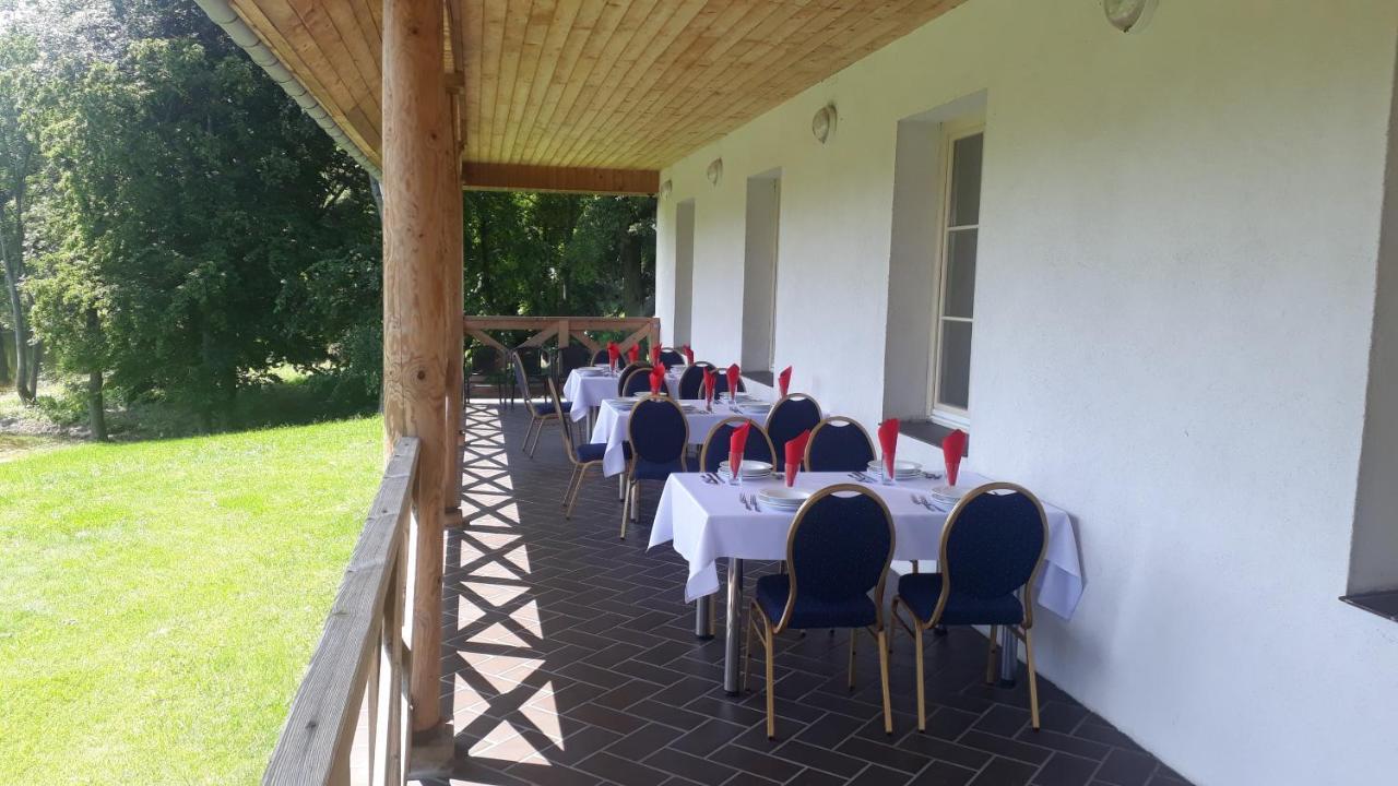 Dwor Strzyzew Bed and Breakfast Zelazowa Wola Exteriör bild