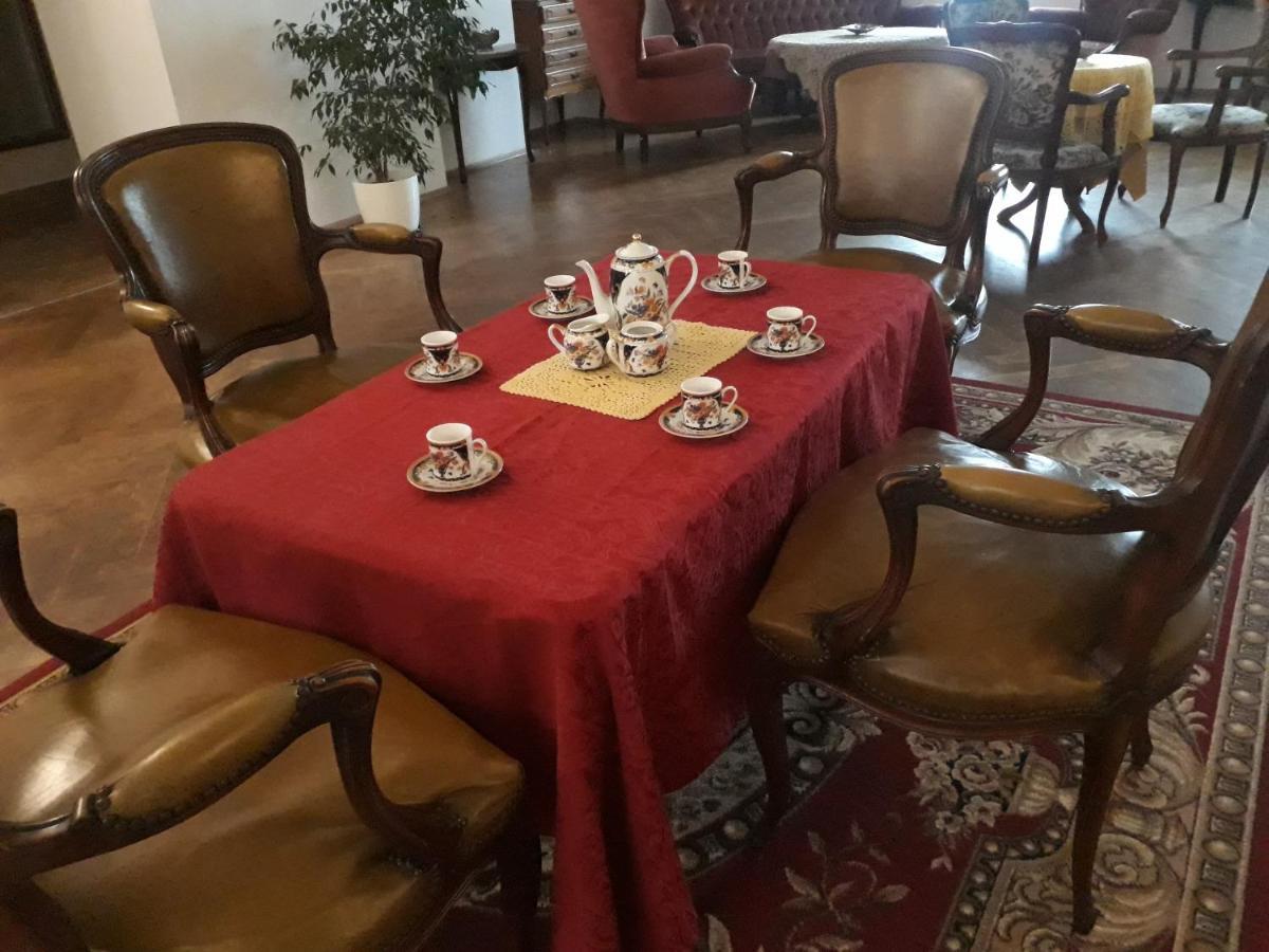 Dwor Strzyzew Bed and Breakfast Zelazowa Wola Exteriör bild