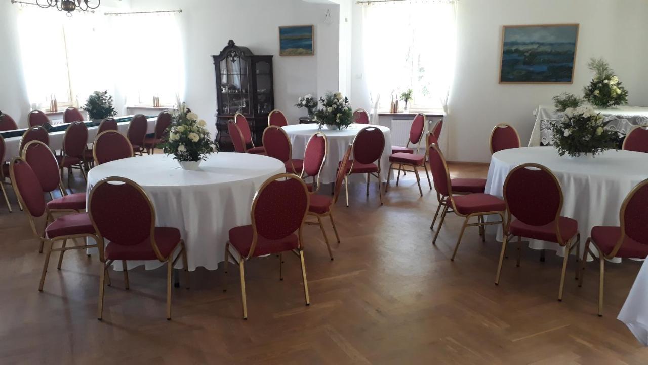 Dwor Strzyzew Bed and Breakfast Zelazowa Wola Exteriör bild