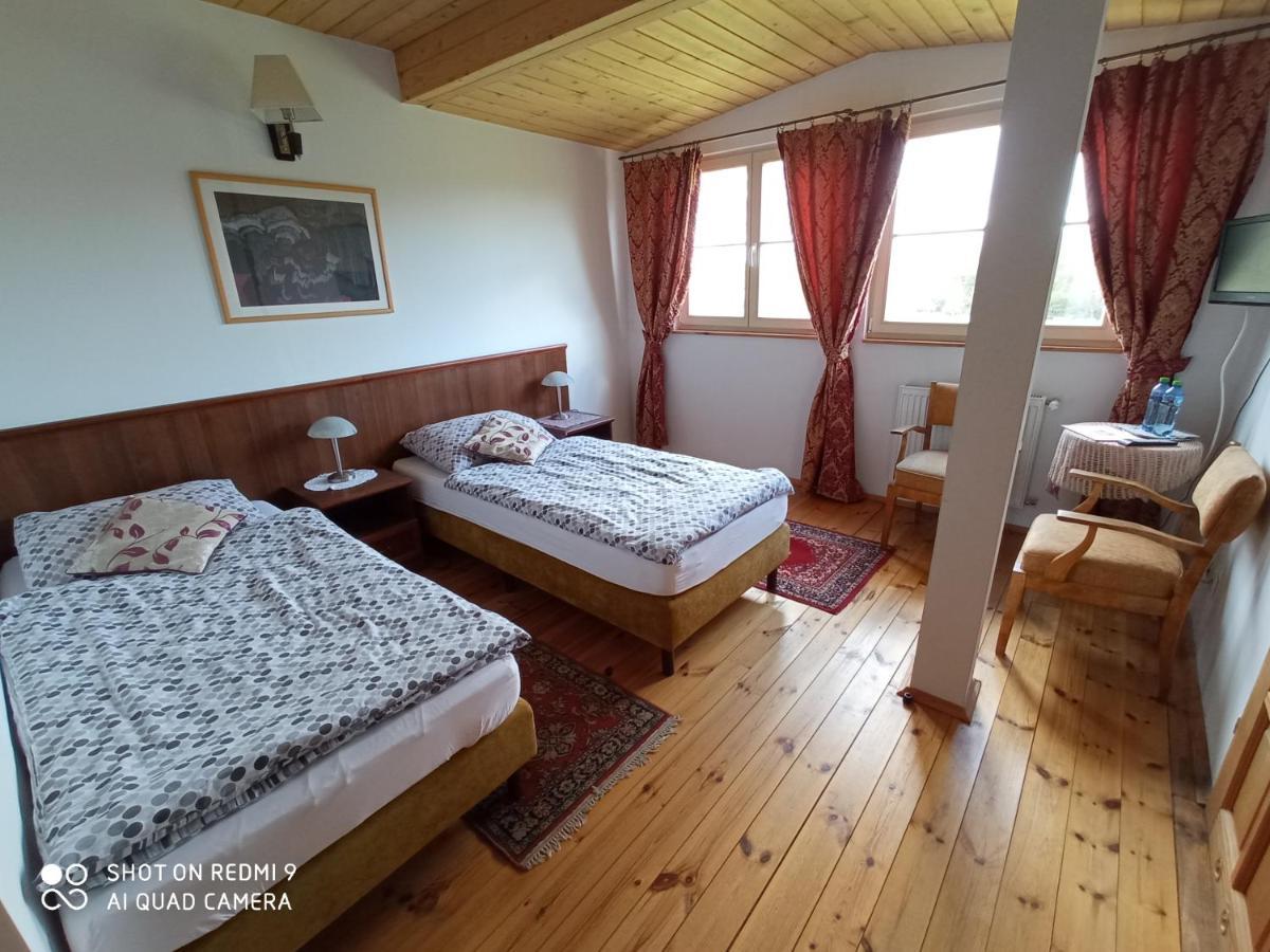 Dwor Strzyzew Bed and Breakfast Zelazowa Wola Exteriör bild