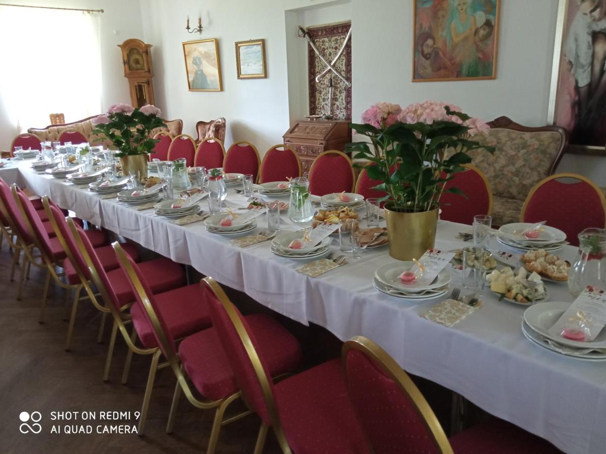 Dwor Strzyzew Bed and Breakfast Zelazowa Wola Exteriör bild
