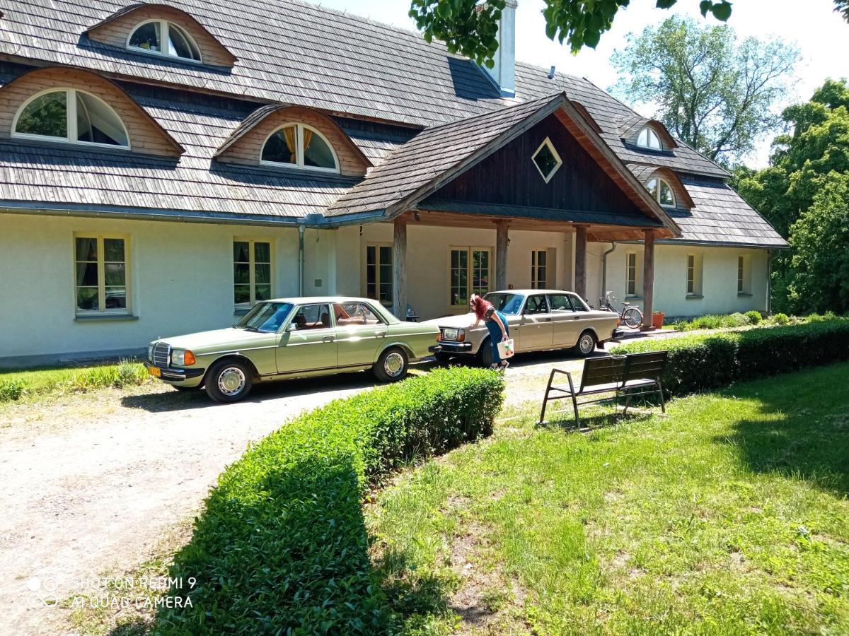 Dwor Strzyzew Bed and Breakfast Zelazowa Wola Exteriör bild