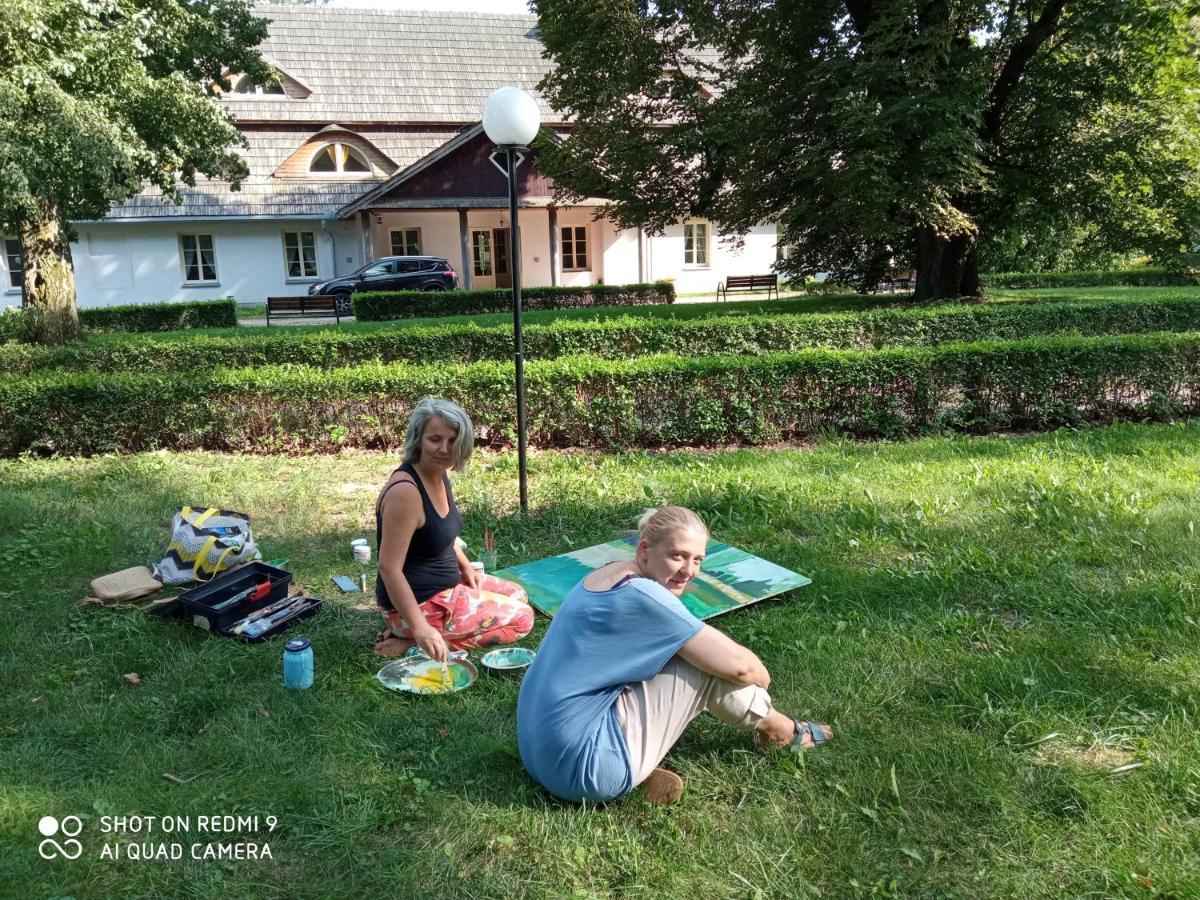 Dwor Strzyzew Bed and Breakfast Zelazowa Wola Exteriör bild