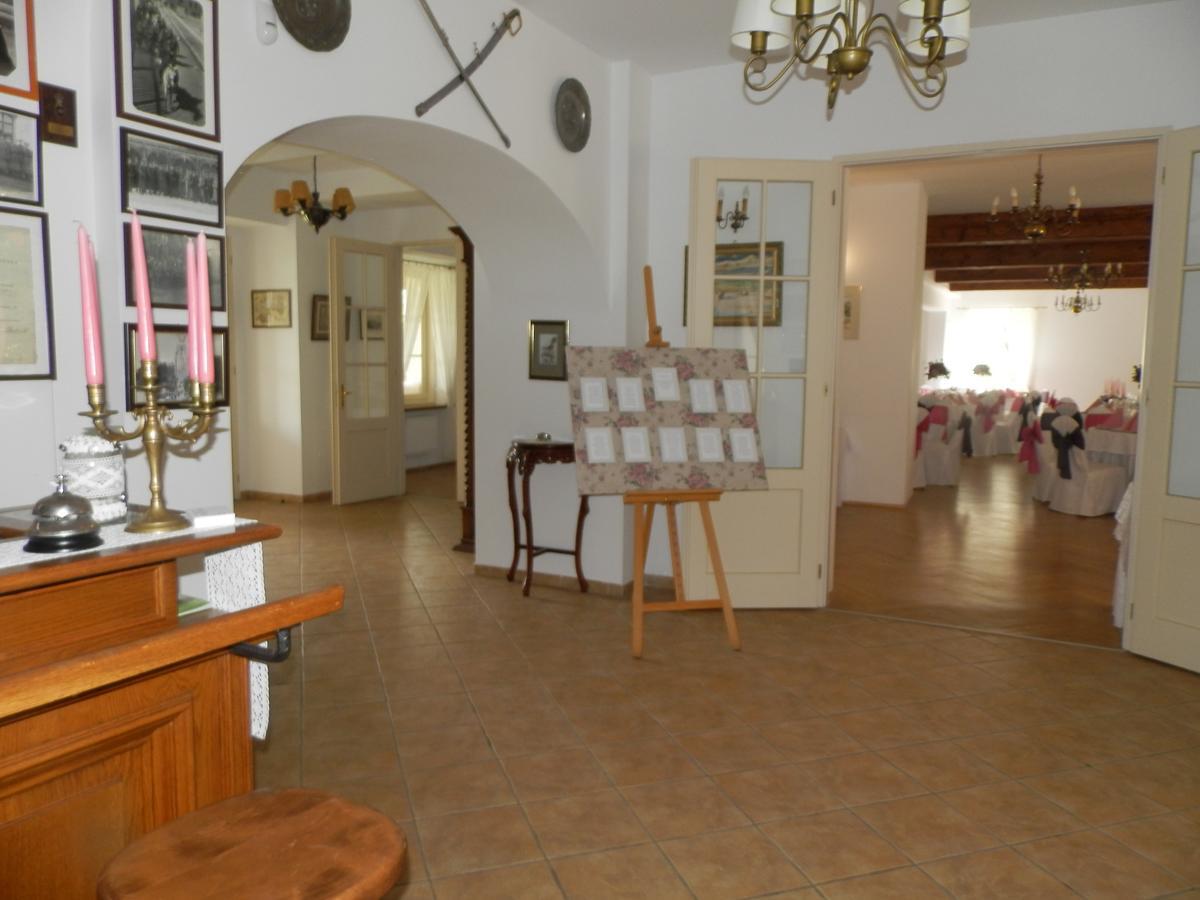 Dwor Strzyzew Bed and Breakfast Zelazowa Wola Exteriör bild