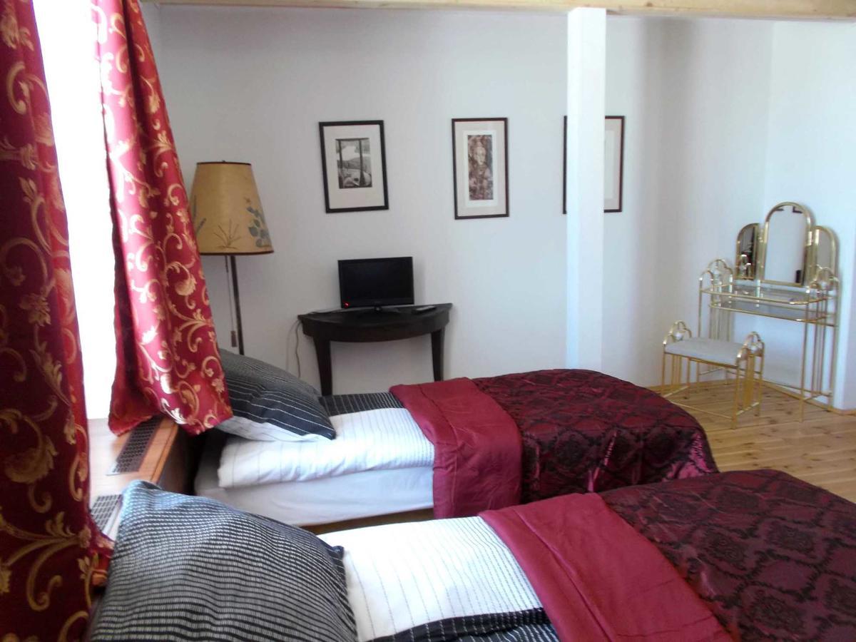 Dwor Strzyzew Bed and Breakfast Zelazowa Wola Exteriör bild