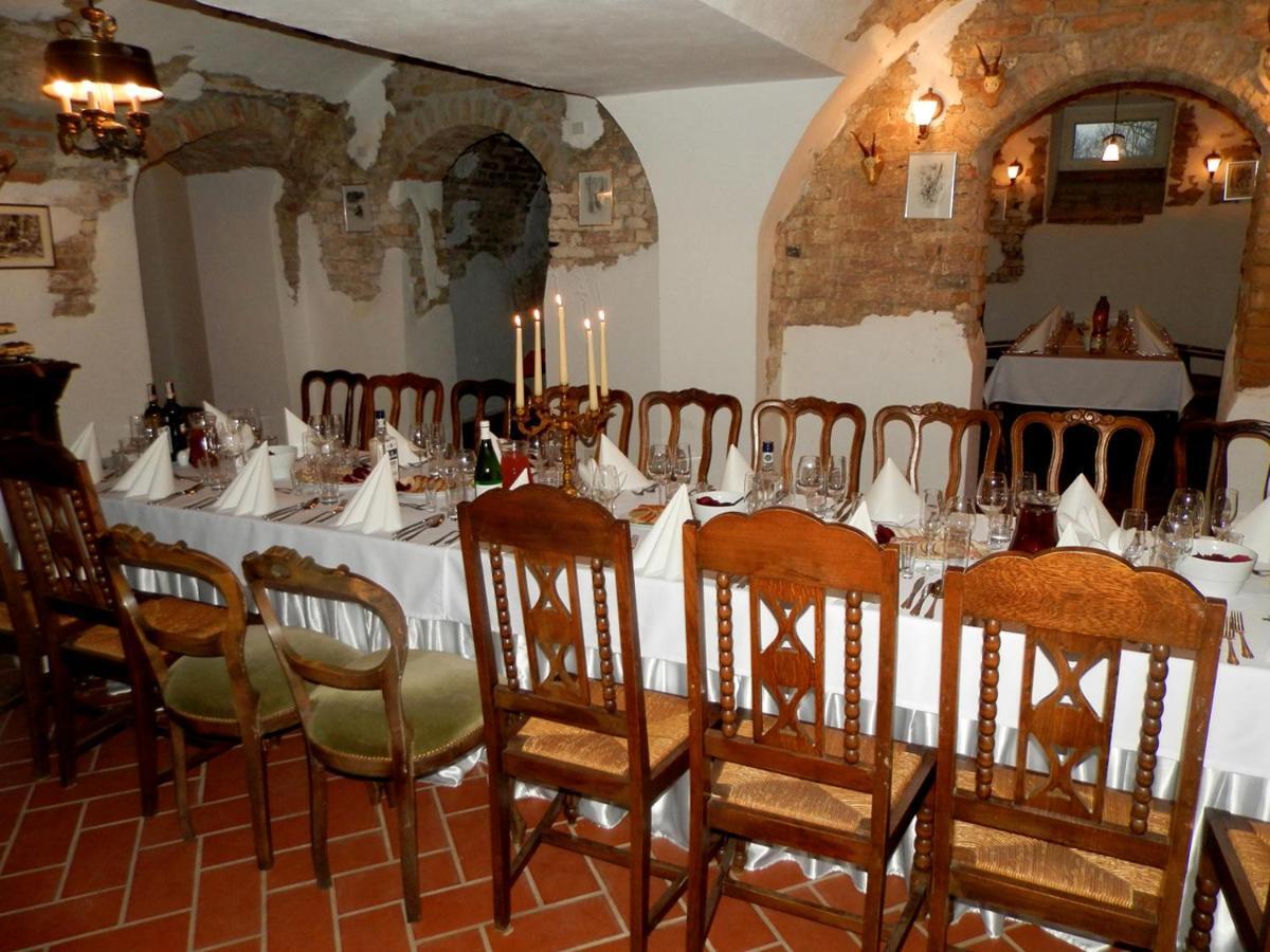 Dwor Strzyzew Bed and Breakfast Zelazowa Wola Exteriör bild