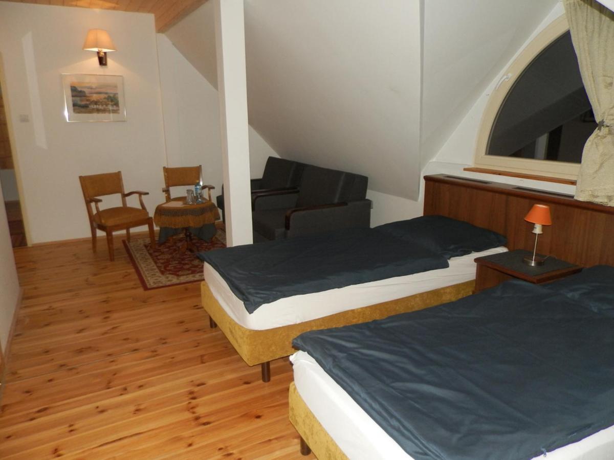 Dwor Strzyzew Bed and Breakfast Zelazowa Wola Exteriör bild