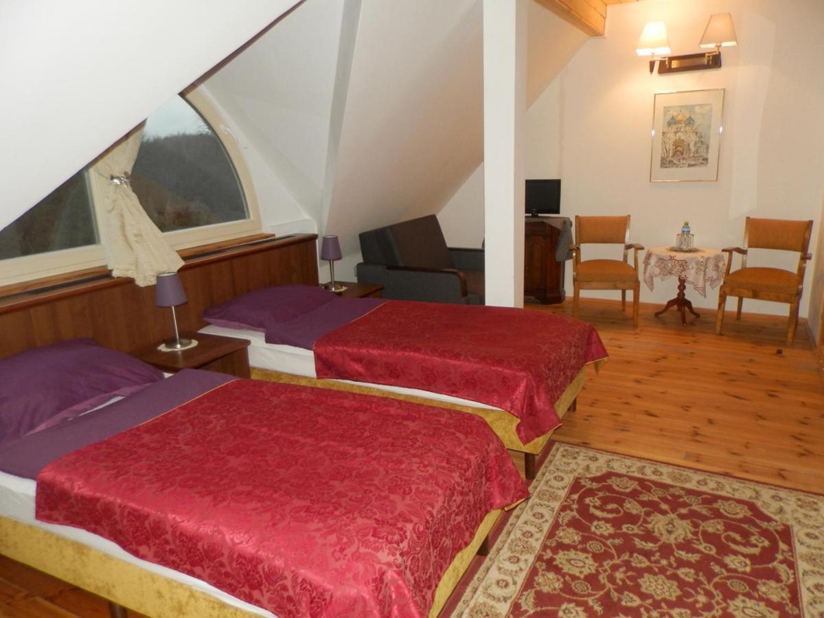 Dwor Strzyzew Bed and Breakfast Zelazowa Wola Exteriör bild